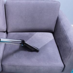 A Importância da Aspiração Antes da Limpeza de Estofados