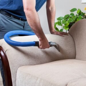 Como economizar dinheiro a longo prazo com a limpeza regular de estofados