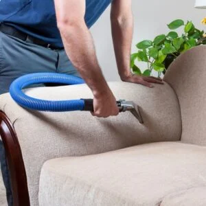 Como economizar dinheiro a longo prazo com a limpeza regular de estofados