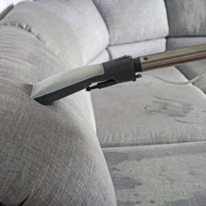 Como evitar o desbotamento de tecidos durante a limpeza de estofados