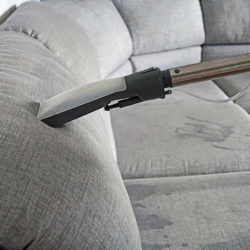 Como evitar o desbotamento de tecidos durante a limpeza de estofados