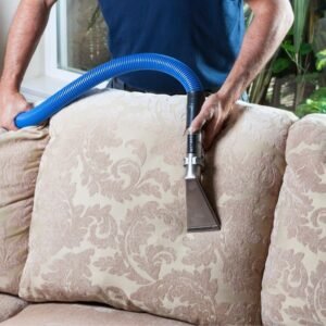 O que é limpeza a seco e como ela funciona em estofados