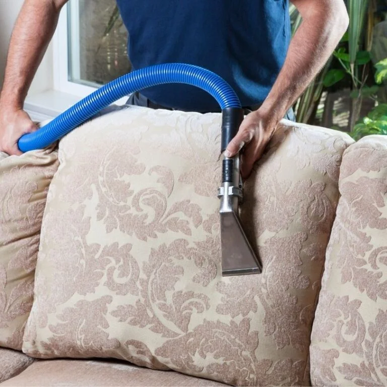 O que é limpeza a seco e como ela funciona em estofados