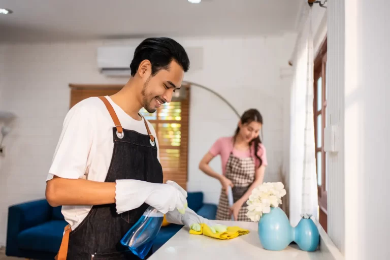 homem limpando casa ambiente limpo e organizado